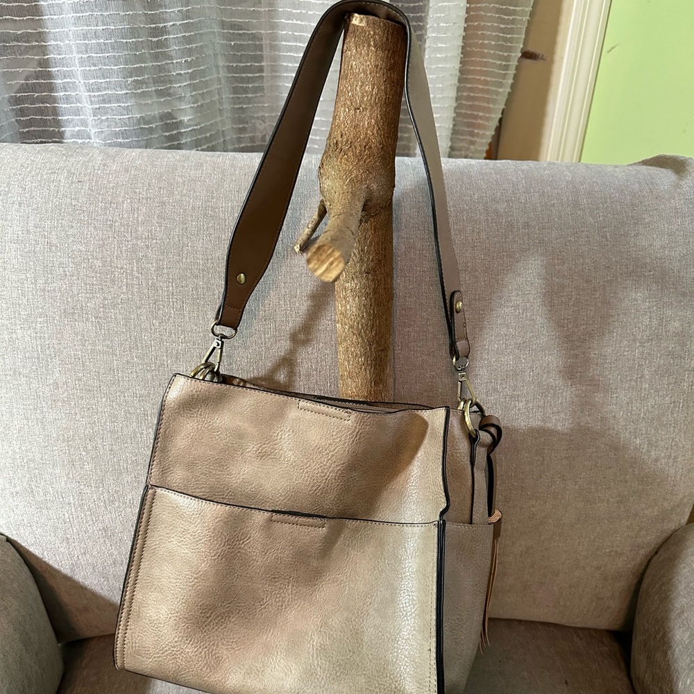 Pockets galore!  Vegan leather. Brass feet.  Good rings. Tan zipper.